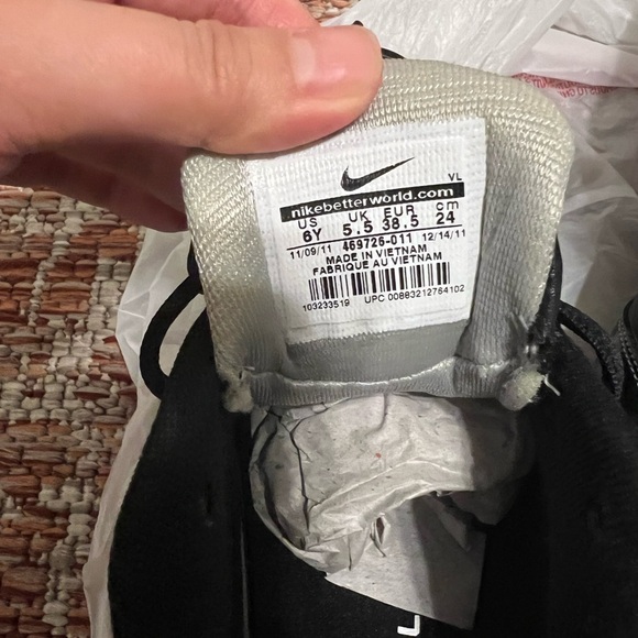 Free with purchase Nike baseball/softball cleats - Picture 2 of 5